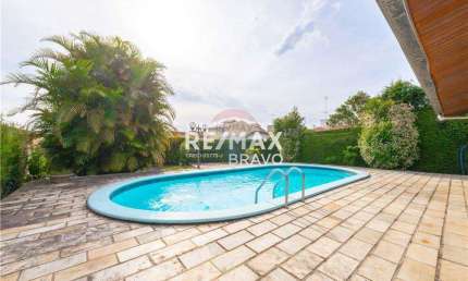 Casa térrea à venda com piscina, 374m2, 5 quartos (2 suítes), 9 vagas de garagem, área gourmet