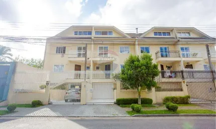 Sobrado triplex com 205m² - 3 quartos  ( 1 suíte com sacada )  com quintal e amplo espaço - Bairro -Hauer