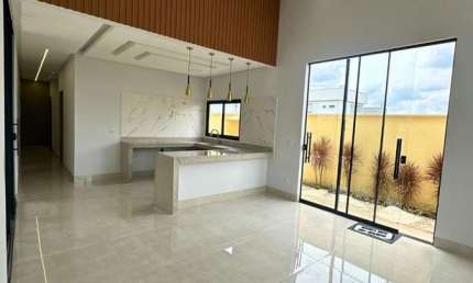 Casa moderna com 3 suítes plenas e pé direito duplo em condomínio, 304m² de terr