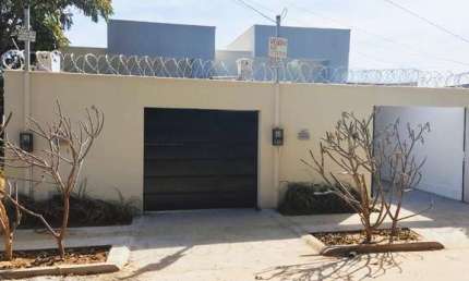 Casa Nova 3Q com Suíte, Pé-Direito Duplo e Churrasqueira – Flor do Ipê