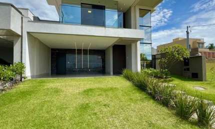 Casa de luxo no Jardins Capri com 3 suítes, piscina e acabamento premium