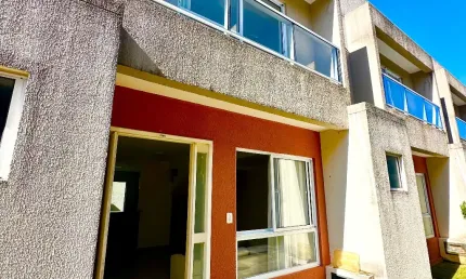 Casa duplex reformada à venda no condomínio Bosque das Árvores – Nova Parnamirim