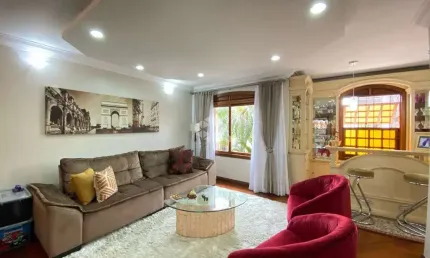CASA COM 4 QUARTOS E ÁREA GOURMET COM PISCINA À VENDA 322m2