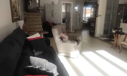 Casa em condomínio fechado no bairro Ecoville com 3 dormitórios, sendo 01 suíte com hidromassagem.