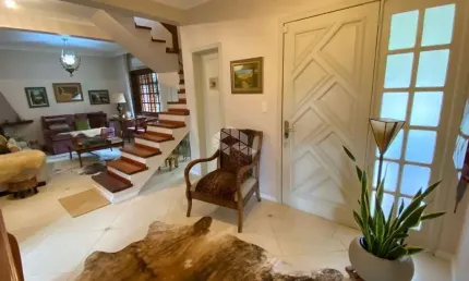 Excelente casa estilo sobrado com 3 dormitórios sendo 1 suíte no bairro Espírito Santo