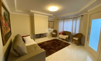 Casa com 3 dormitórios sendo 1 suíte no bairro Guarujá