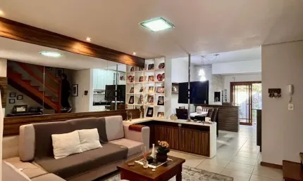 Casa em condomínio com três quartos, no bairro Ipanema