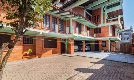 CASA DE ESQUINA COM 3 DORMITÓRIOS, 2 SUÍTES NO BAIRRO PLANALTO