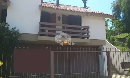 Casa 4 dormitórios com vaga de garagem no Bairro Jardim Lindóia.