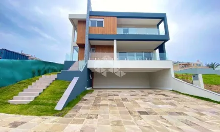 EXCELENTE RESIDÊNCIA DE 4 SUÍTES COM FINO ACABAMENTO!