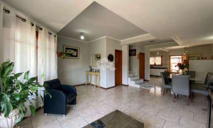 CASA COM 3 DORMITÓRIOS, SENDO 1 SUÍTE COM SACADA E BOM PÁTIO NO JARDIM ITÚ!