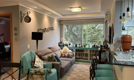 Apartamento com dois quartos, churrasqueira e vaga no menino deus