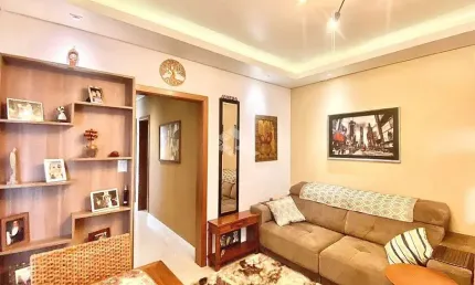 Apartamento com três quartos e sacada, no Petrópolis