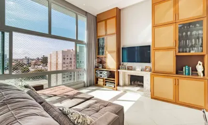 Apartamento com três suítes, vista incrível e três vagas.