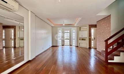 Casa em condomínio com três quartos, suíte e duas vagas, no Tristeza