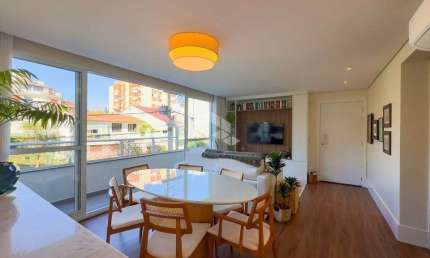 Belo apartamento desenhado por arquiteto no coração do bairro Menino Deus