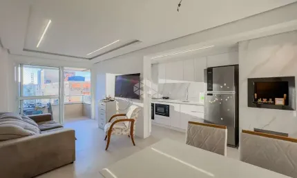 Apartamento com três quartos e duas vagas, no passo da areia