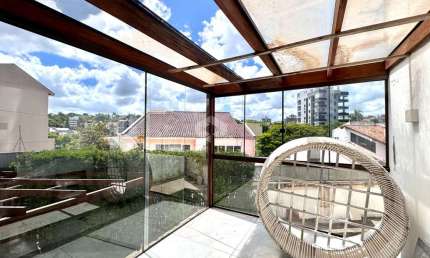 Casa reformada, com duas suítes e pátio com piscina, no Três Figueiras
