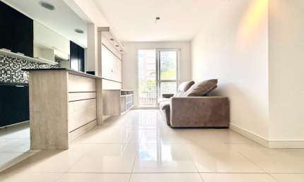 Apartamento com três quartos, sacada e churrasqueira, perto do Iguatemi