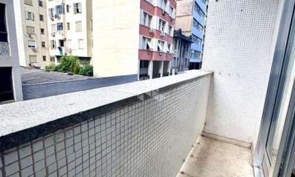 Apartamento com três quartos e sacada no Centro Histórico