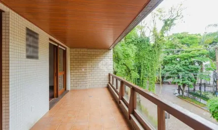 Cobertura com três suítes e amplo terraço com piscina, no Petrópolis