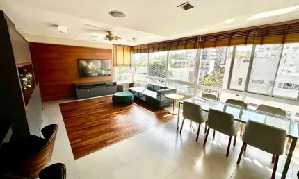Apartamento com três quartos, churrasqueira e duas vagas, no Moinhos de Vento