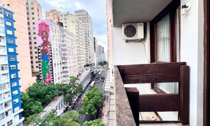 Apartamento um quarto, com sacada e vista pro Guaíba, no Centro Histórico