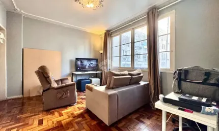 Apartamento com dois quartos, em andar alto, no Centro Histórico