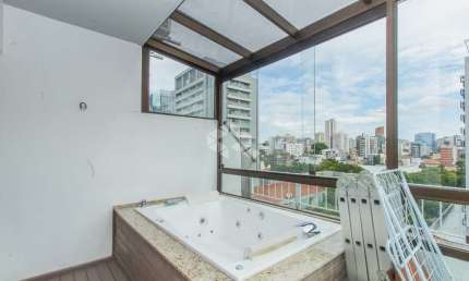Cobertura no bairro Auxiliadora, com duas vagas e linda vista