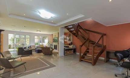 Casa em condomínio com 400,29m², quatro suítes e cinco vagas