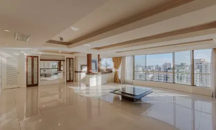 Apartamento com 179 m² e três vagas, junto ao Parcão