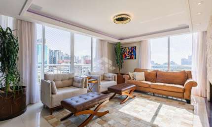 Apartamento impecável, em andar alto, a poucos metros do Parcão