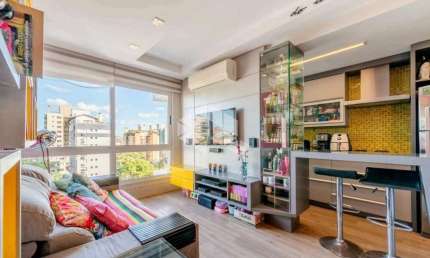 Apartamento com dois quartos, em andar alto, no Petrópolis