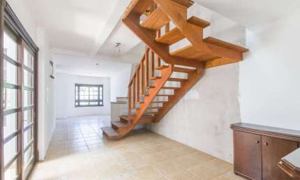 Casa 4 dormitórios com vaga de garagem no Bairro Jardim Itú.