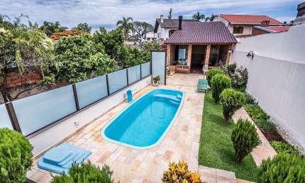 CASA DE 300M² COM 4 DORMITÓRIOS, SENDO 1 SUÍTE, 4 BANHEIROS E 2 VAGAS