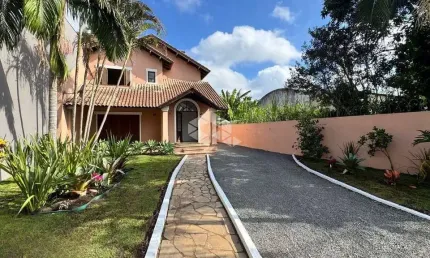 Casa com quatro suítes e pátio incrível, no bairro Vila Nova