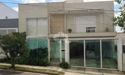 Casa com 190m² e amplo pátio com piscina, no Verdes Campos