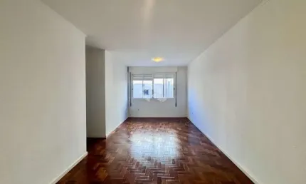 Apartamento com três quartos, vaga e elevador, no petrópolis
