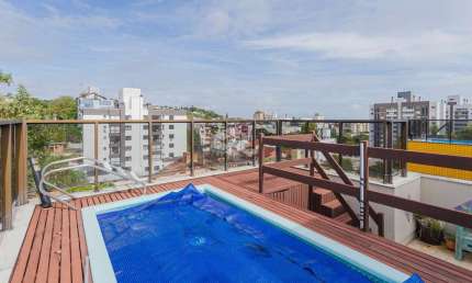 Cobertura no Menino Deus, com piscina e espaço gourmet com lareira