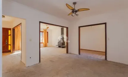 Casa ampla com pátio nos fundos e na frente, no coração do Três Figueiras
