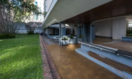 Apartamento com 244m², em frente a Praça Mauricio Cardoso.