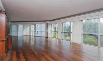 Apartamento com 244m², em frente a praça mauricio cardoso.