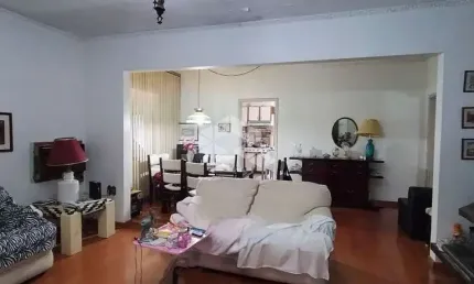 Casa térrea com 4 quartos sendo suíte, com lareira na sala, garagem para 4 carros, churrasqueira e deposito no Jardim Lindóia