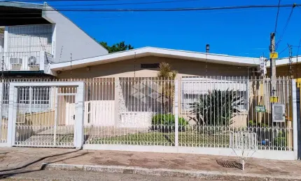 Casa com 3 quartos sendo uma suíte, cozinha, churrasqueira, placa solar. Otima posição solar
