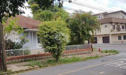 Terreno de esquina bem localizado com 407,00 m2 para uso Comercial ou Residencial próximo ao ATACADÃO DA SERTÓRIO