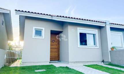 ICasa a venda com 02 dormitorios, sala cozinha conjulgados, banheiro, pátio , vaga de garagem, em frente a casa em condomínio fechado