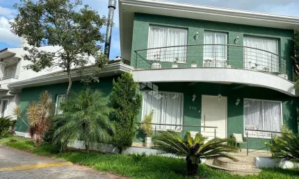 Casa em  Condomínio, com 4 suítes, vagas para 4 carros, na zona norte.