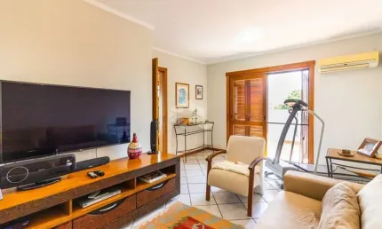Cobertura de 3 dormitórios, 1 suíte e 2 vagas no bairro Jardim Planalto em Porto Alegre-RS!