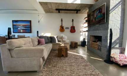 Casa 3 Dormitórios com piscina no Residencial Verdes Campos em Porto Alegre