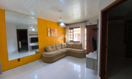 Casa em condomínio com 2 quartos, 1 vaga coberta, no bairro Vila Cachoeirinha, Cachoeirinha